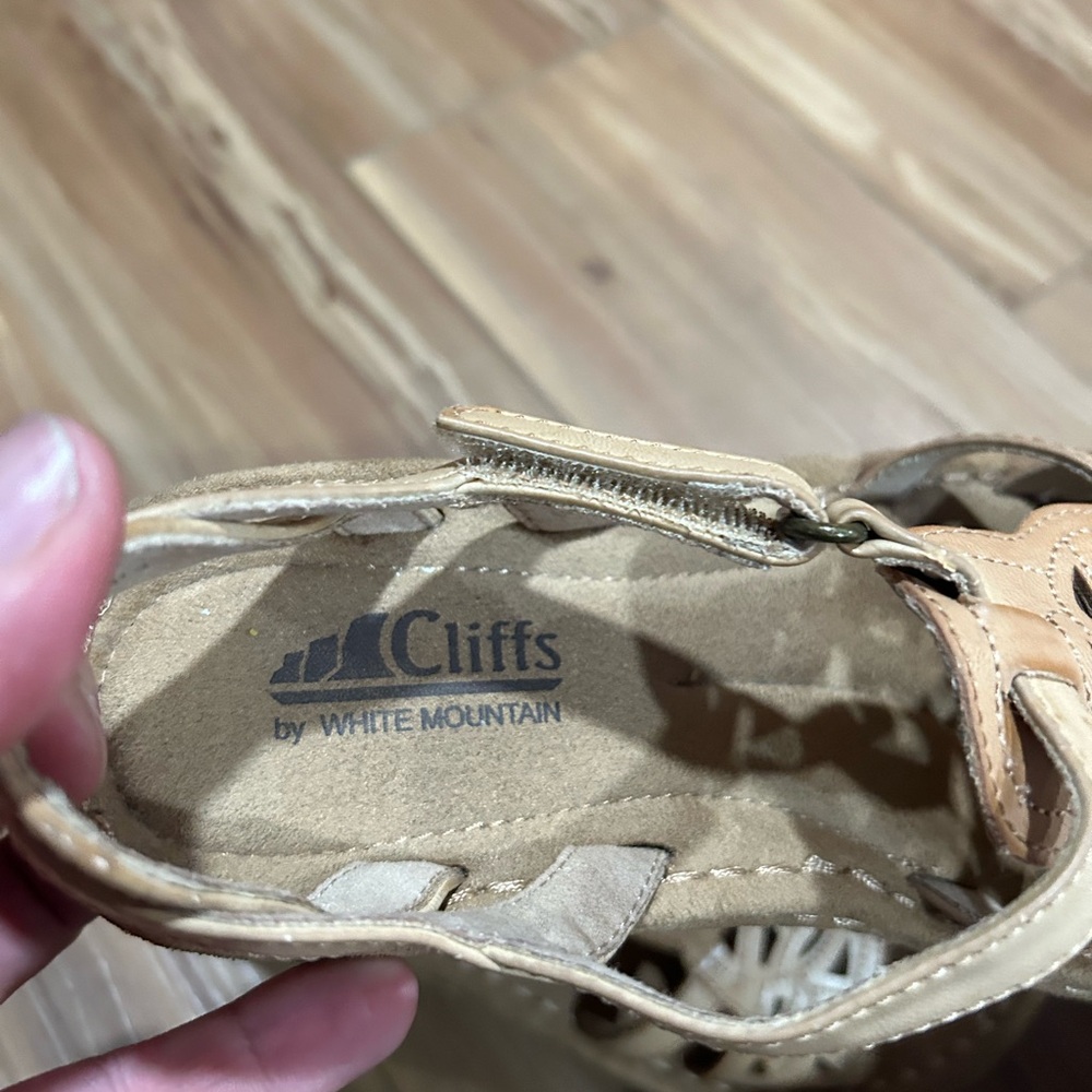 Cliffs by White Mountain Tan Cutout Leather Sandals Size 8 1/2 - Picture 2 of 4